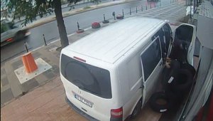 Güpegündüz yaşanan lastik hırsızlığı kamerada
