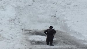Hakkari-Şırnak karayoluna inen çığlar temizlendi