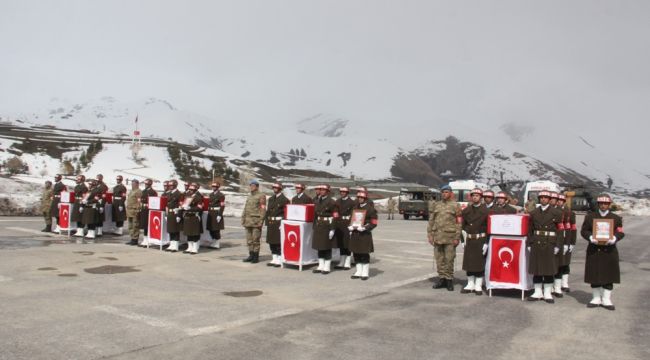 Hakkari'de şehitler için tören düzenlendi