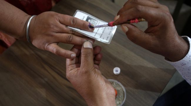 Hindistan seçimlerinin ilk gününde olaylar çıktı