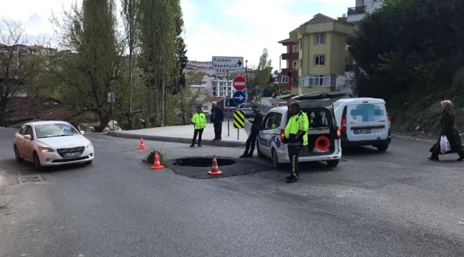 İçerenköy'de yol çöktü