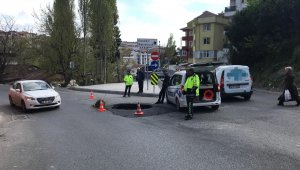 İçerenköy'de yol çöktü