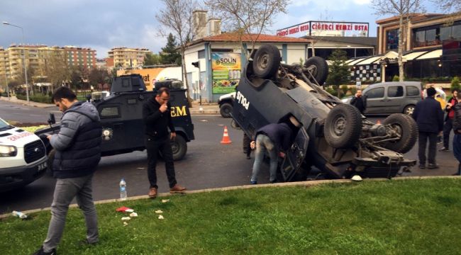 İki zırhlı araçların çarpışma anı kamerada: 1 polis yaralı