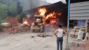 İnşaat firmasına ait depo alev alev yandı