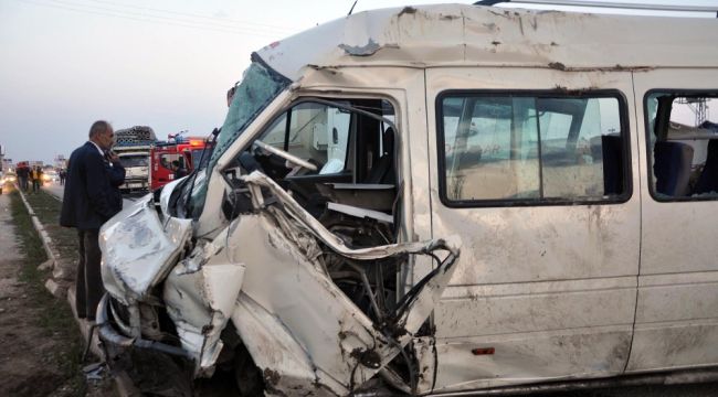 İşçi servisi ile otomobil kafa kafaya çarpıştı: 3 ölü, 8 yaralı