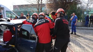 İşçi servisiyle otomobil çarpıştı: 12 yaralı