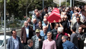 İşkenceci cezaevi müdürünü tabutu başında protesto ettiler