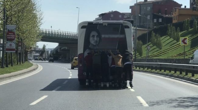 İstanbul'da 8 patenli gencin tehlikeli yolculuğu kamerada