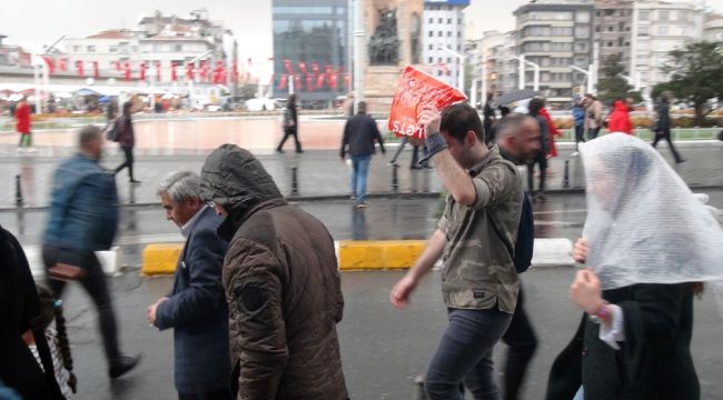 İstanbul'da sağanak yağış etkisini gösterdi