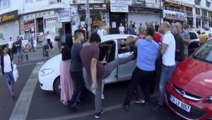 İstanbul'un göbeğinde aile boyu kavga kamerada