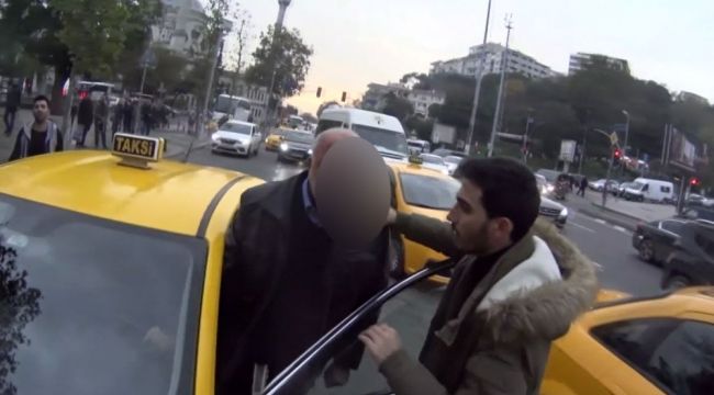 İstanbul'un göbeğinde taksici ile motosikletlinin kavgası kamerada