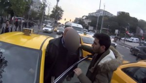 İstanbul'un göbeğinde taksici ile motosikletlinin kavgası kamerada