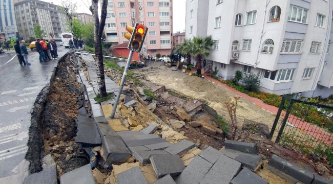 İstinat duvarı kaldırımla birlikte çöktü