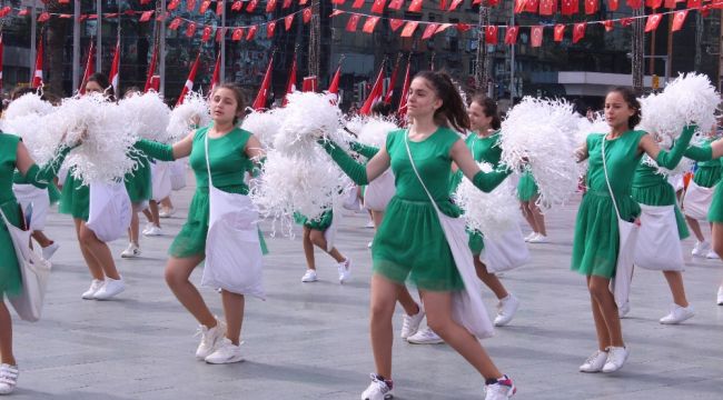 İzmir'de 23 kutlamalarında görsel şölen