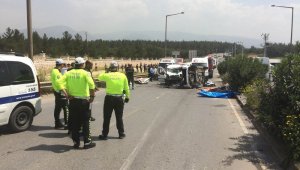 İzmir'in Buca ilçesinde 2 araç çarpıştı ölü ve yaralılar var