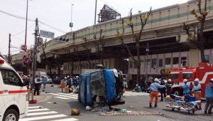 Japonya'da araç yayaların arasına daldı: 2 ölü