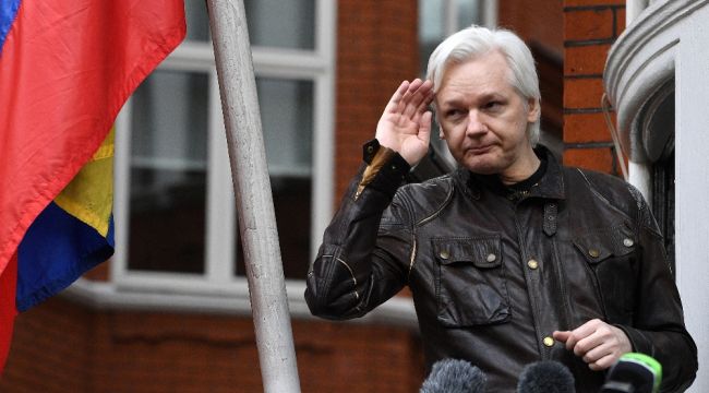 Julian Assange, İngiliz polisi tarafından gözaltına alındı