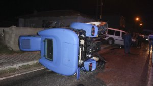 Kamyonet traktöre çarptı: 4 yaralı