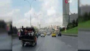 Kamyonetin kasasında tehlikeli yolculuk kamerada