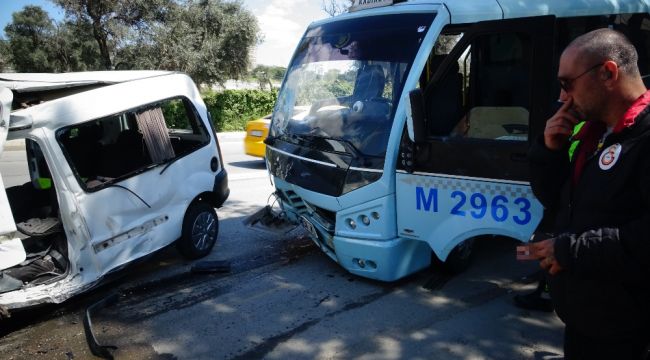 Kartal'da minibüs ile otomobil çarpıştı: 1 yaralı