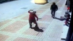 Kasap önünde kemik bekleyen köpeğe, parke taşıyla saldırdı
