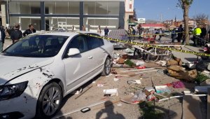 Kaza yapan otomobil seyyar satıcıların arasına daldı: 1 ölü, 2 yaralı