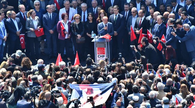 Kılıçdaroğlu’na yapılan saldırıyı İzmirliler Konak Meydanı’nda protesto etti