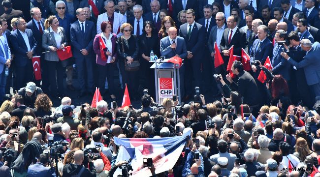 Kılıçdaroğlu'na yapılan saldırıyı İzmirliler Konak Meydanı'nda protesto etti