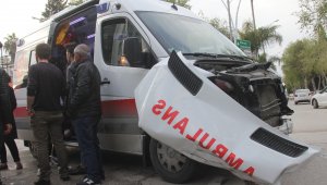 Kırmızı ışıkta geçip hasta taşıyan ambulansla çarpıştı