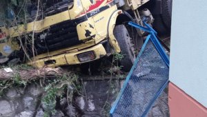 Kontrolden çıkan kamyon su tesisine uçtu: 1 ölü, 2 yaralı