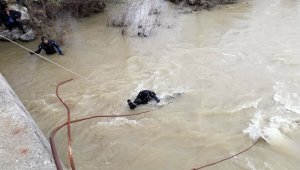 Köprüden düşen otomobil ve sürücüsü aranıyor