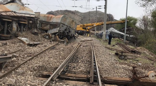 Malatya'da tren kazasındaki enkaz kaldırma çalışmaları sürüyor