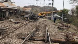 Malatya'da tren kazasındaki enkaz kaldırma çalışmaları sürüyor