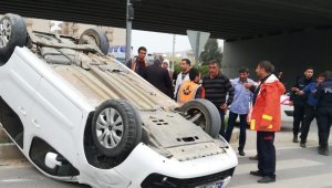 Mardin'de bir araçla çarpışan otomobil takla attı: 3 yaralı