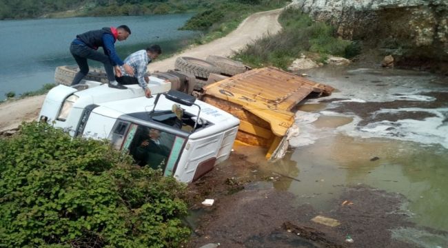 Mersin'de yol çöktü, kamyon devrildi