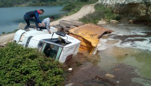 Mersin'de yol çöktü, kamyon devrildi