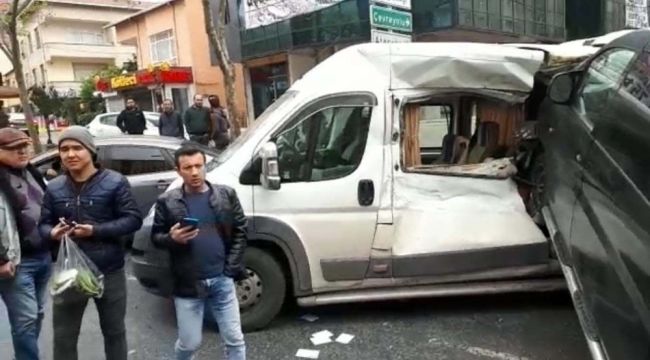 Minibüsün servis aracına adeta ok gibi saplandığı kaza kamerada