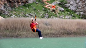 Muhteşem manzarasıyla Fırat üzerinde zipline keyfi