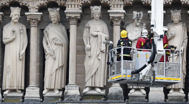 Notre Dame Katedrali'ndeki yangın 8,5 saatte söndürülebildi