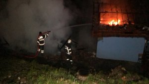 Odunlukta çıkan yangın, sıçradığı evi küle çevirdi