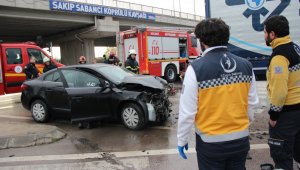 Otomobil ile tır kavşakta çarpıştı: 1'i çocuk 4 yaralı