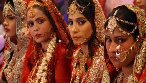 Pakistan'da 100 çiftin evlendiği toplu düğün