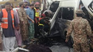 Pakistan'da duvara çarpan minibüsün benzin deposu patladı: 12 ölü, 6 yaralı