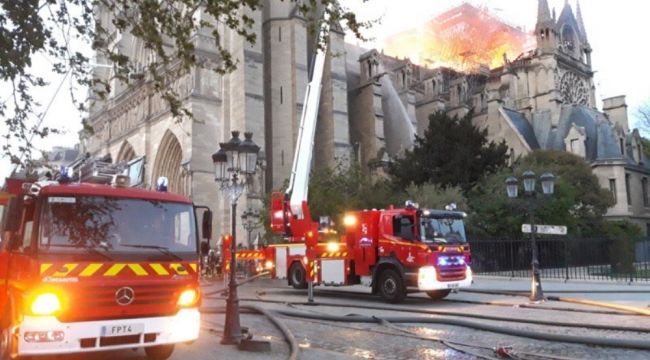 Paris itfaiyesi alevlere böyle müdahale etti