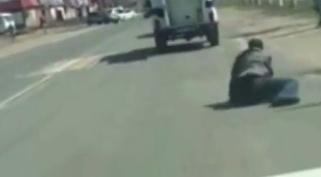 Polis aracından düşen zanlı kaçtı, olay anı kameraya yansıdı
