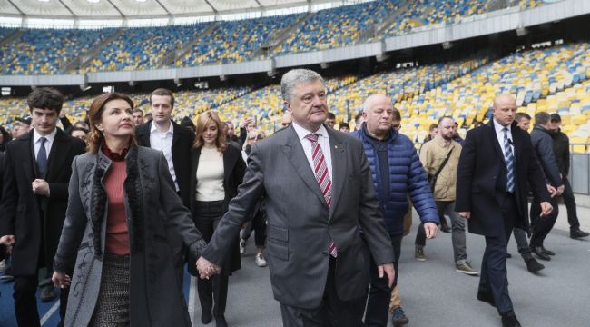 Poroşenko ve Zelensky stada çıktı