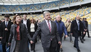 Poroşenko ve Zelensky stada çıktı