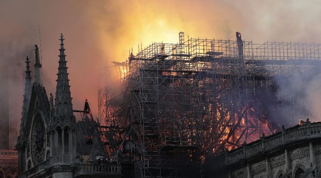 "Notre-Dame Katedrali'ni yeniden inşa edeceğiz"