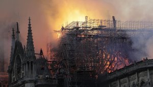 "Notre-Dame Katedrali'ni yeniden inşa edeceğiz"