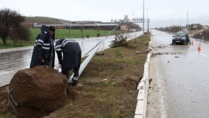 Refüje çıkan araç direği yerinden söktü: 3 yaralı